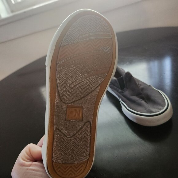 Old Navy Charcoal Gray‎ Slip On Sneakers Boys Size 13 - Picture 4 of 5